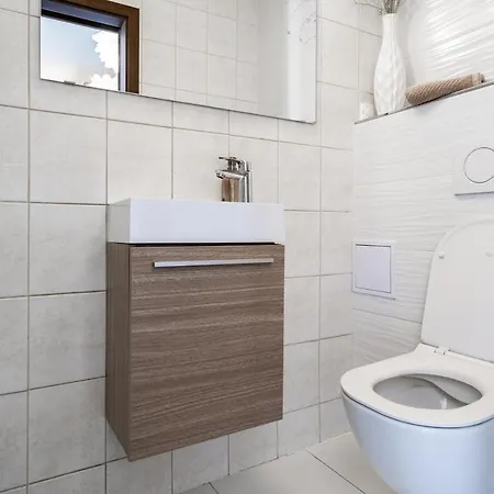 Cozy Terraced House With Infra Sauna And Parking